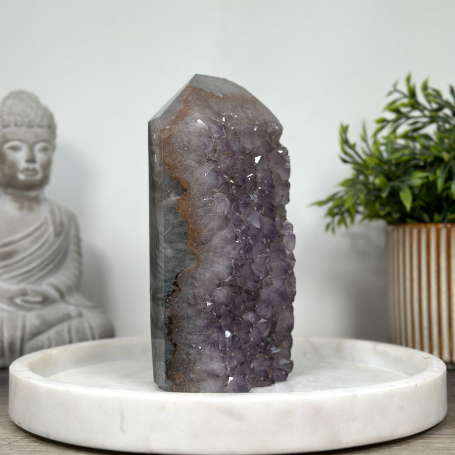 Amethyst-Obelisk  mit intensiver Kristallmatrix