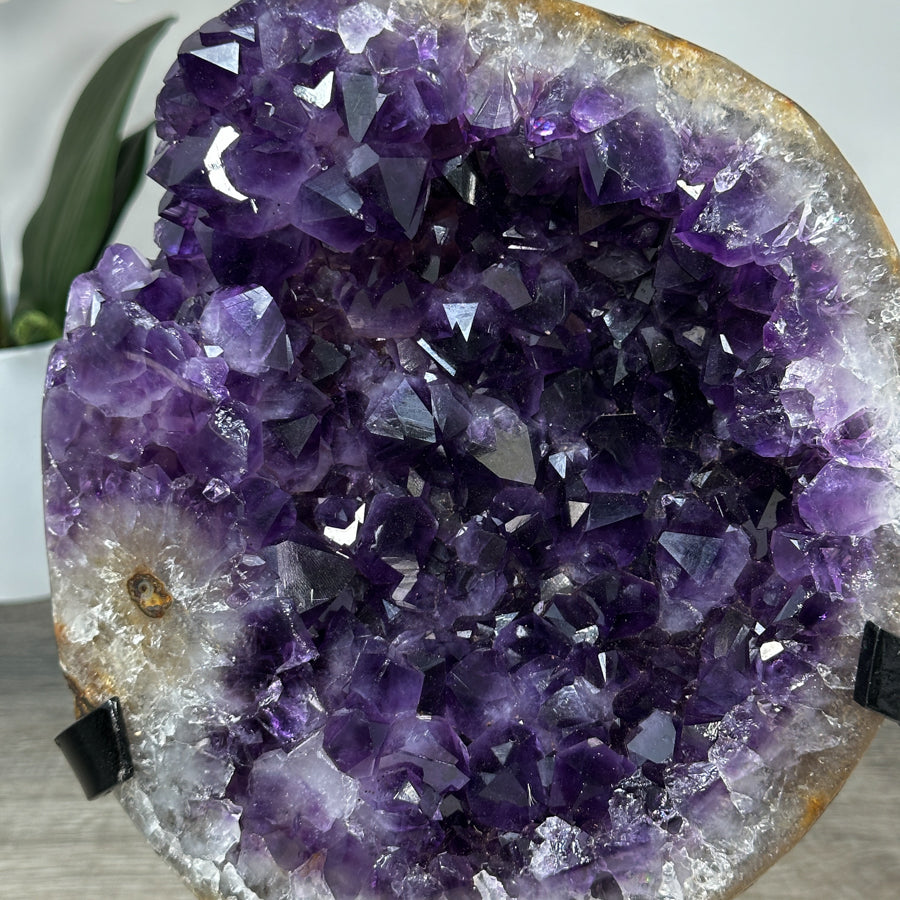 Amethyst-Kristallcluster mit großflächiger, tiefvioletter Kristallstruktur, in hochwertiger Naturqualität