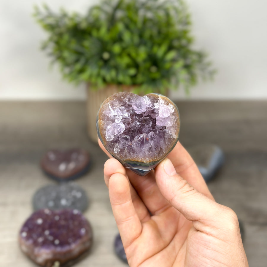 Mineralien-Herzset 9-teilig, mit farbintensiver Natursteinstruktur