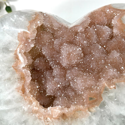Quarz-Druzy-Herzskulptur groß mit fein funkelnder, kristallreicher Druzy-Oberfläche