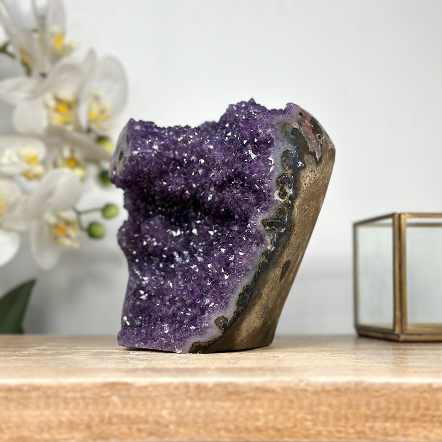 Amethyst-Cluster mit ausgeprägter, tropfsteinartiger Stalaktitenstruktur