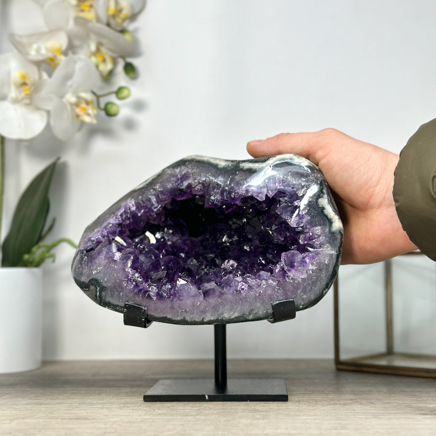 Amethyst-Geode mit harmonisch geöffneter Kristallkammer