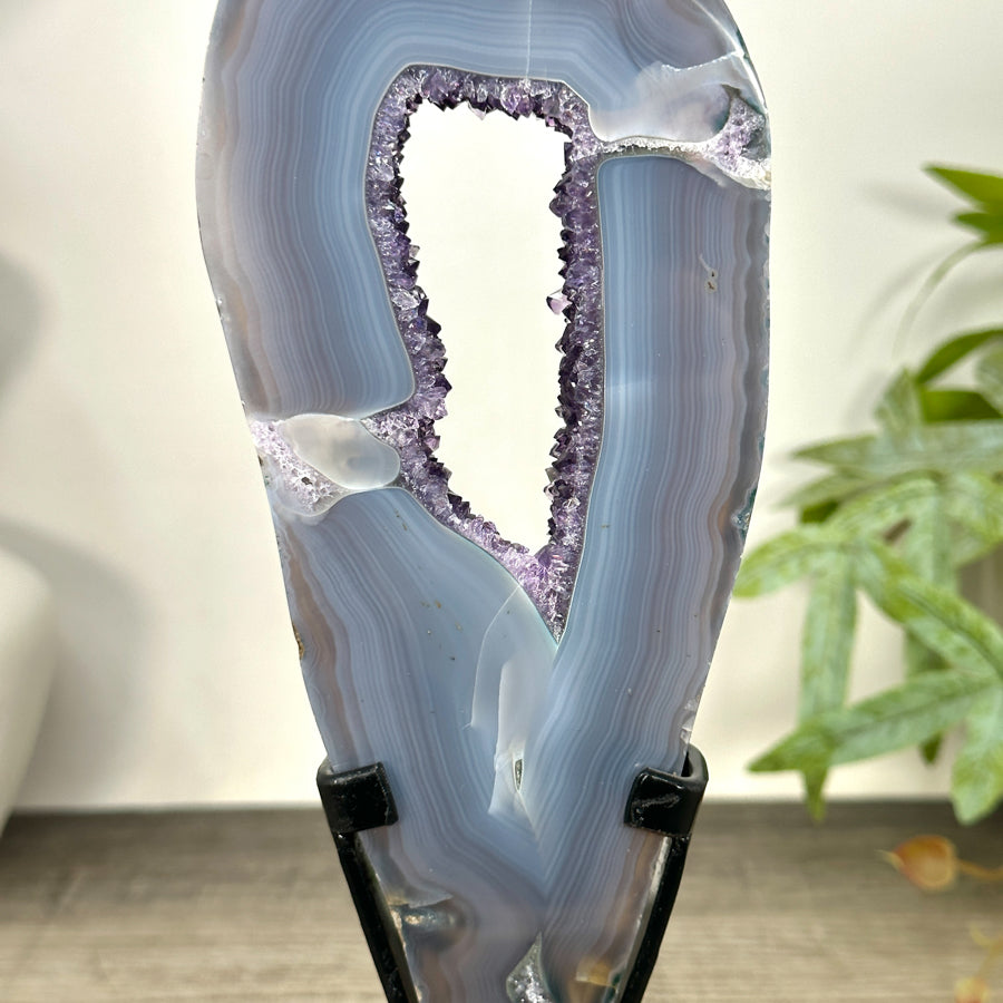 Amethyst-Portal mit kontrastreicher Achat-Schale und ausgeglichener Farbgebung