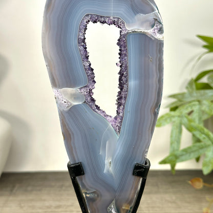 Amethyst-Portal mit kontrastreicher Achat-Schale und ausgeglichener Farbgebung