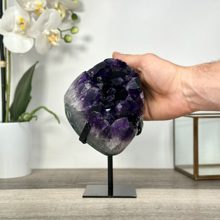 Amethyst-Cluster mit groß gewachsenen, leuchtend tiefvioletten Kristallspitzen