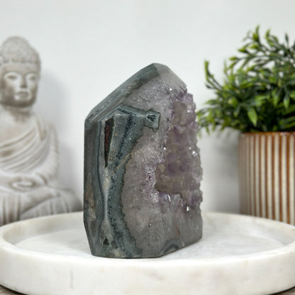 Amethyst-Grünjaspis-Obelisk mit lebendiger Farbstruktur