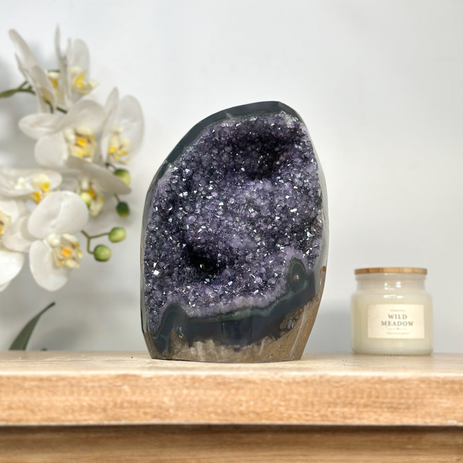 Amethyst-Kathedrale mit Achat-Matrix und klar definierter Kristallstruktur