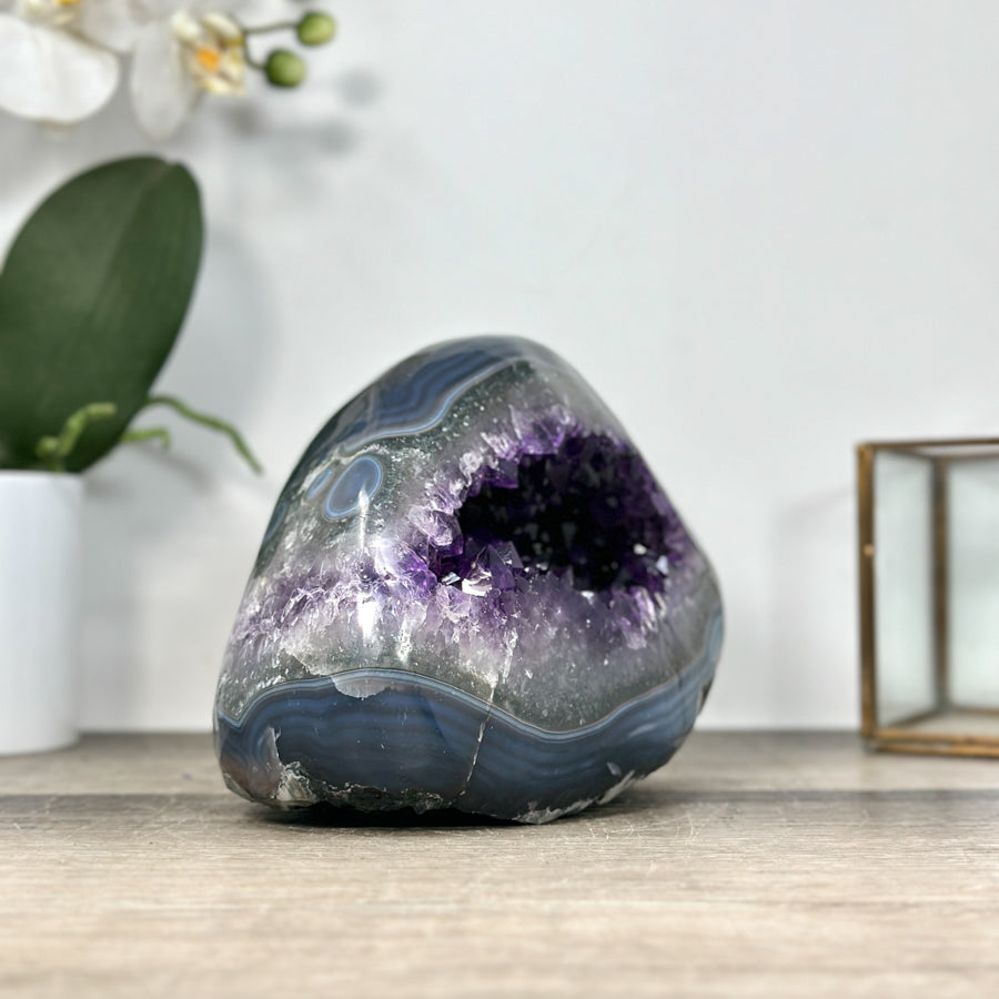Amethyst-Achat-Geode mit markanter blauer Bänderung