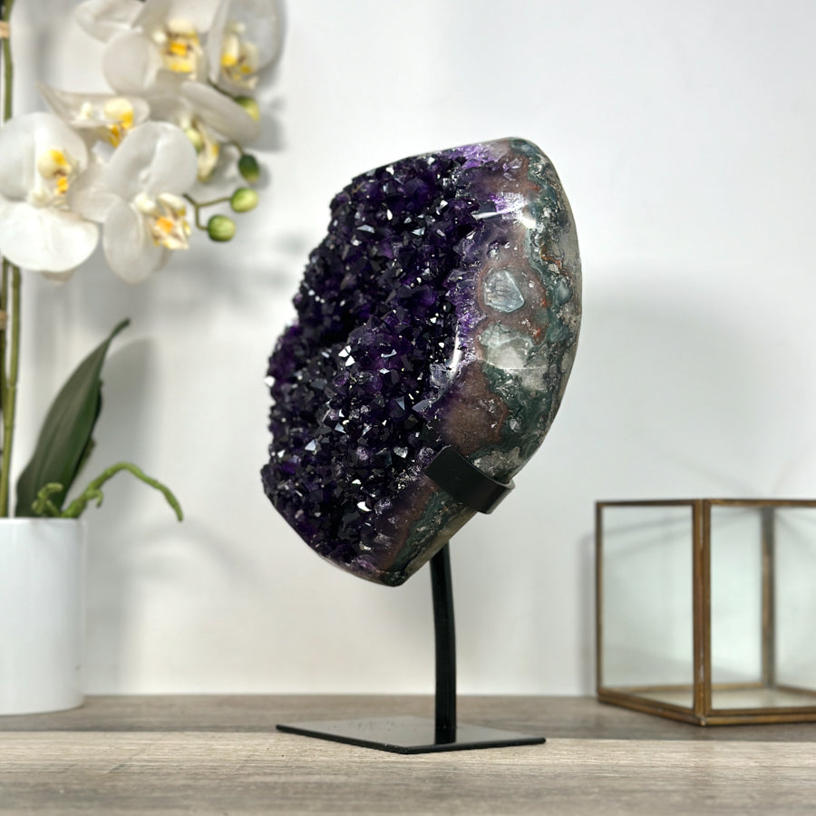 Amethyst-Kristallcluster mit tiefviolett funkelnder, transparenter Kristallspitze