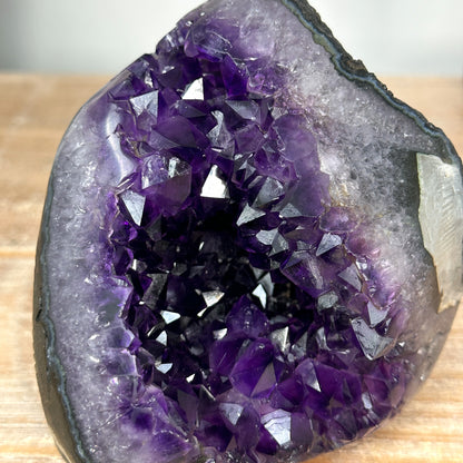 Amethyst-Geode mit violetter Kristallstruktur, in ausgewählter Spitzenqualität