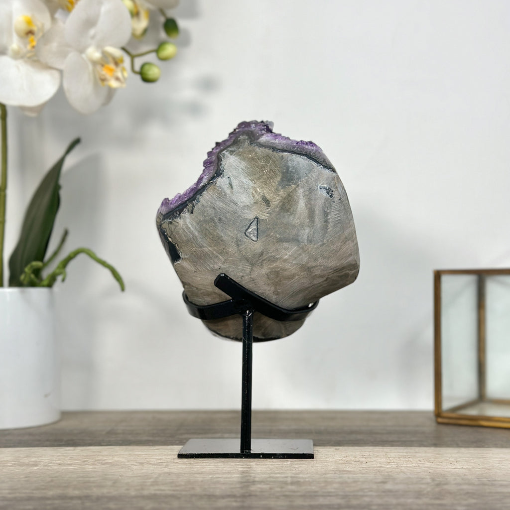 Amethyst-Cluster mit scharf ausgeprägten, tiefvioletten Kristallspitzen