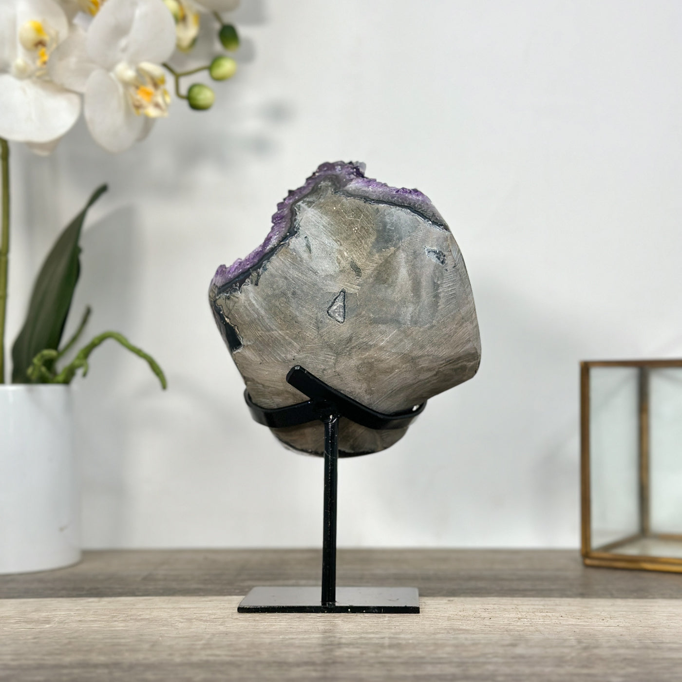 Amethyst-Cluster mit scharf ausgeprägten, tiefvioletten Kristallspitzen
