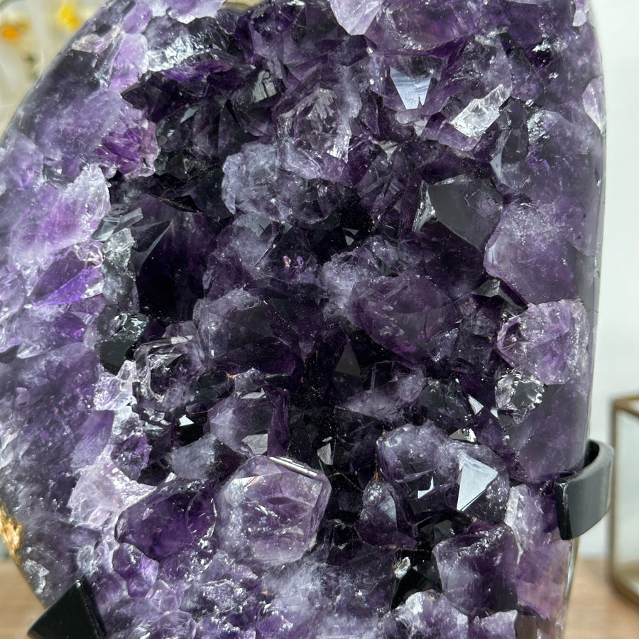 Amethyst-Kristall groß mit klar definierter Spitzenstruktur, in hochwertiger Naturqualität