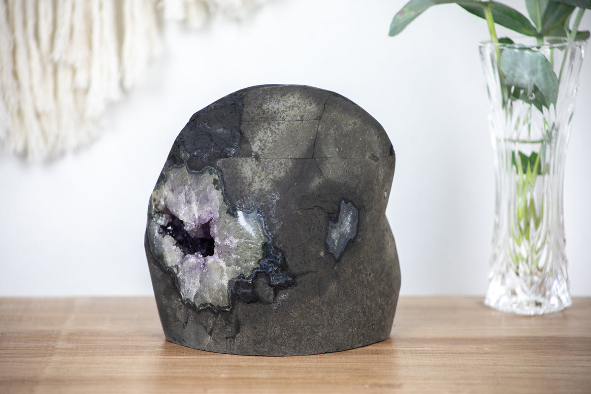 Amethyst-Geode mit plastisch hervorstechendem Kalzit-Kristall