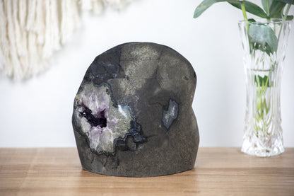 Amethyst-Geode mit plastisch hervorstechendem Kalzit-Kristall