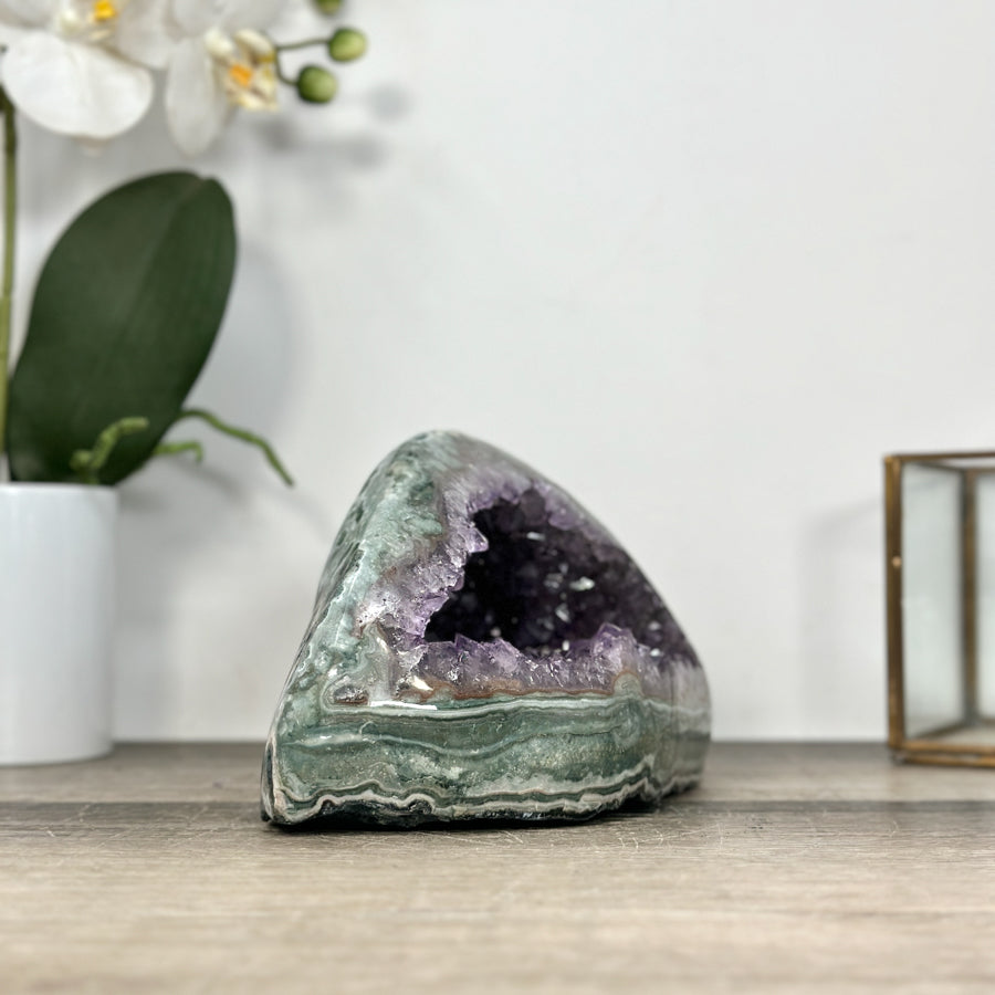 Amethyst-Geode mit strukturierter Jaspis-Schale