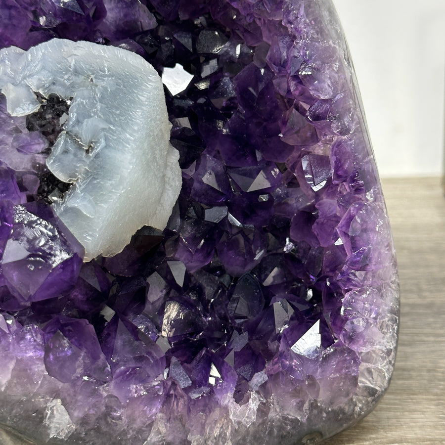 Amethyst-Kathedrale mit eindrucksvoller Kalzit-Einlagerung und violetter Kristallstruktur
