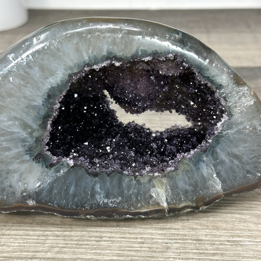 Amethyst-Quarz-Geode mit fein ausgebildetem Druzy-Zentrum