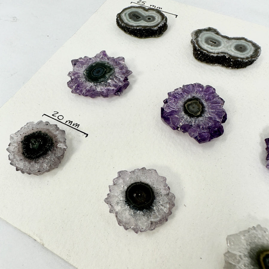 Amethyst-Grünjaspis-Stalaktiten-Scheiben mit farbintensiver Mineralstruktur
