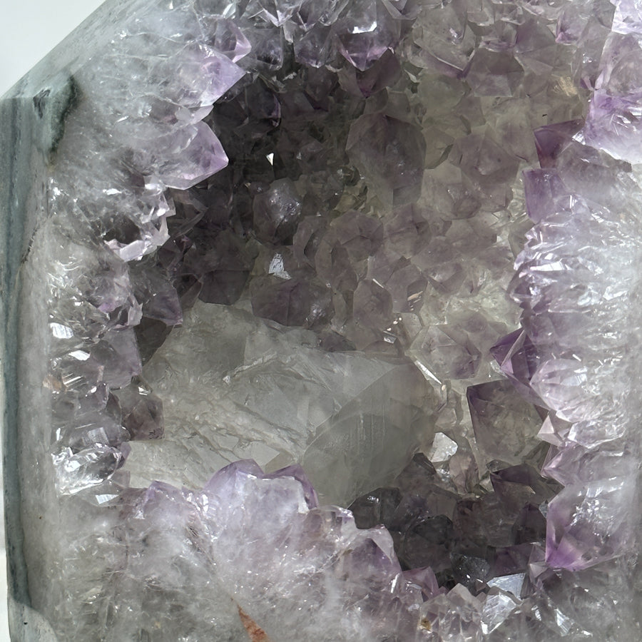 Amethyst-Grünjaspis-Obelisk mit lebendiger Farbstruktur