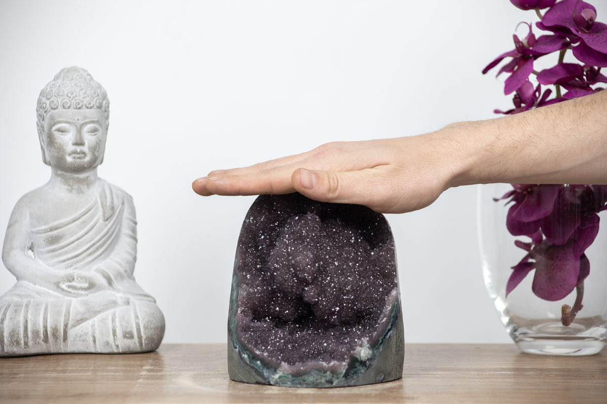Amethyst-Druse mit violetter Kristallstruktur und Jaspis-Schale