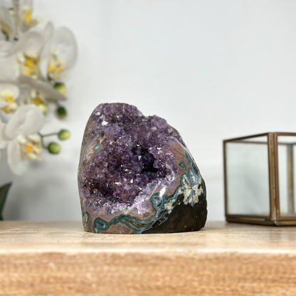 Amethyst-Druse mit Jaspis-Schale und kontrastreicher Matrixstruktur
