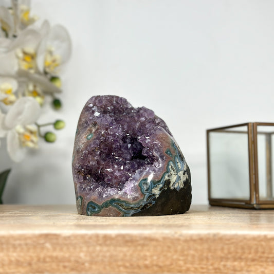 Amethyst-Druse mit Jaspis-Schale und kontrastreicher Matrixstruktur