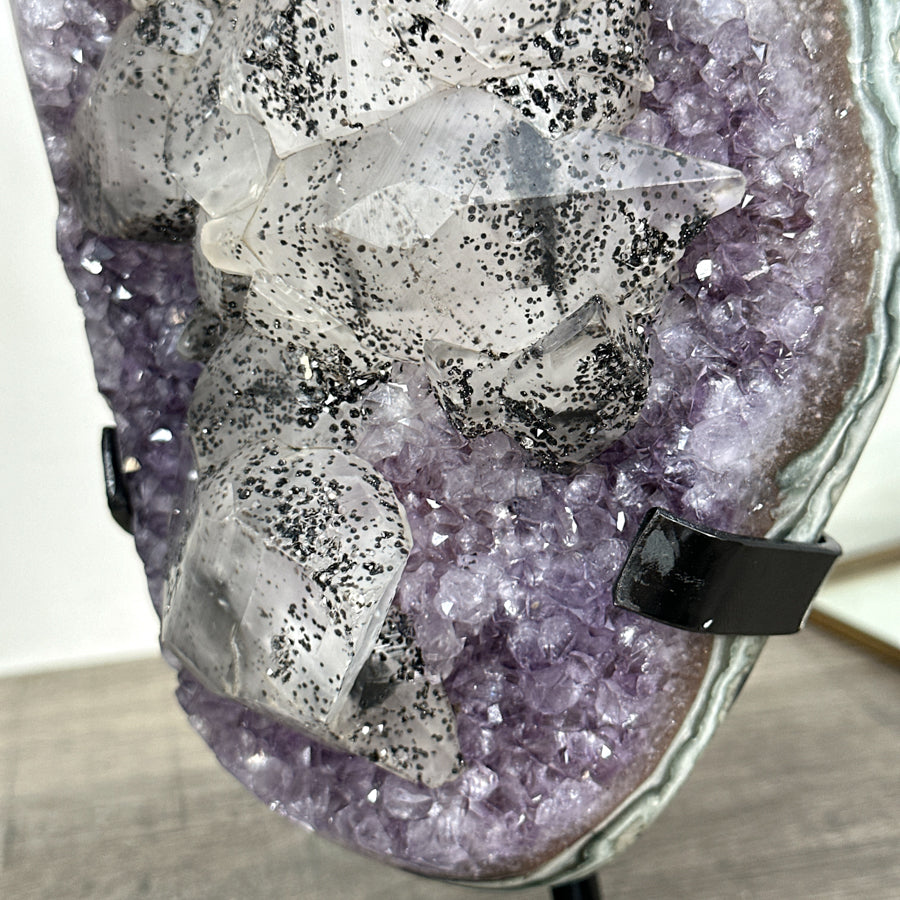 Amethyst-Kristall XL mit imposanter Kalzit-Auflage, in exklusiver Premiumqualität