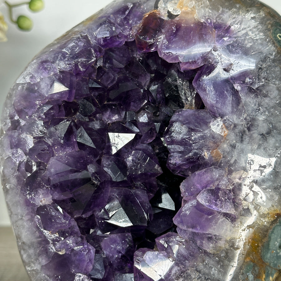Amethyst-Geode mit grün gebänderter Jaspis-Schale