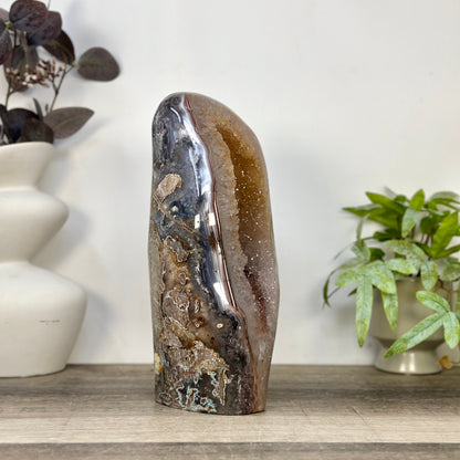 Quarz-Geode mit ausdrucksstarker architektonischer Struktur und Kalzitformation
