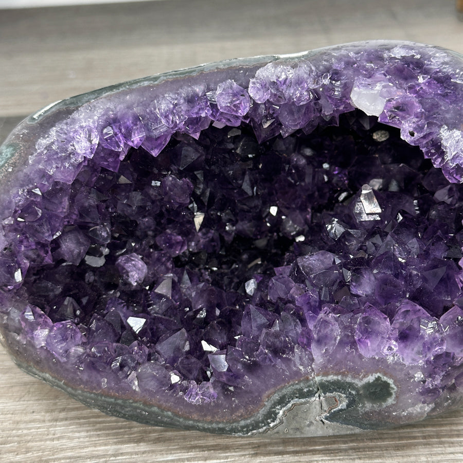 Amethyst-Geode mit polierter Randfläche und natürlicher Kristallstruktur