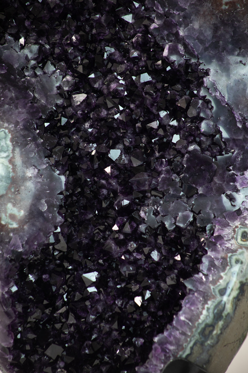 Amethyst-Jaspis-Kristallcluster XXL mit kontrastreicher Mineralmatrix, in exklusiver Premiumqualität