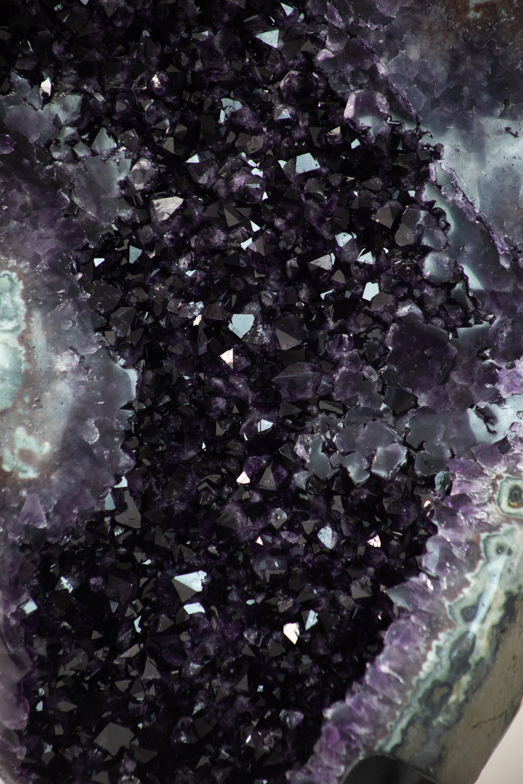 Amethyst-Jaspis-Kristallcluster XXL mit kontrastreicher Mineralmatrix, in exklusiver Premiumqualität