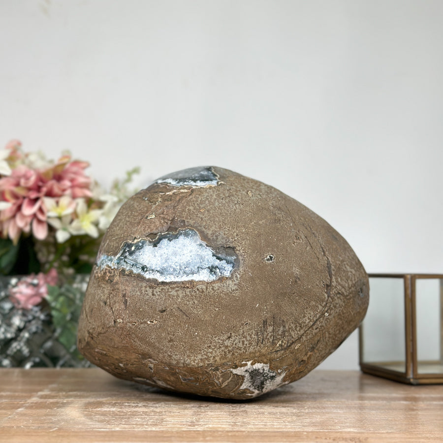Amethyst-Geode groß mit kraftvoll ausgeprägter Kristallstruktur