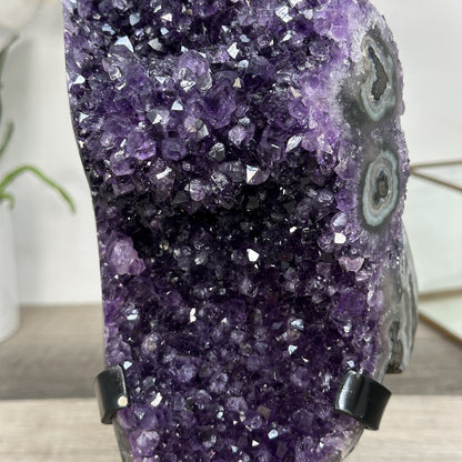 Amethyst-Geode mit augenartiger Struktur und tiefvioletter Kristallauskleidung