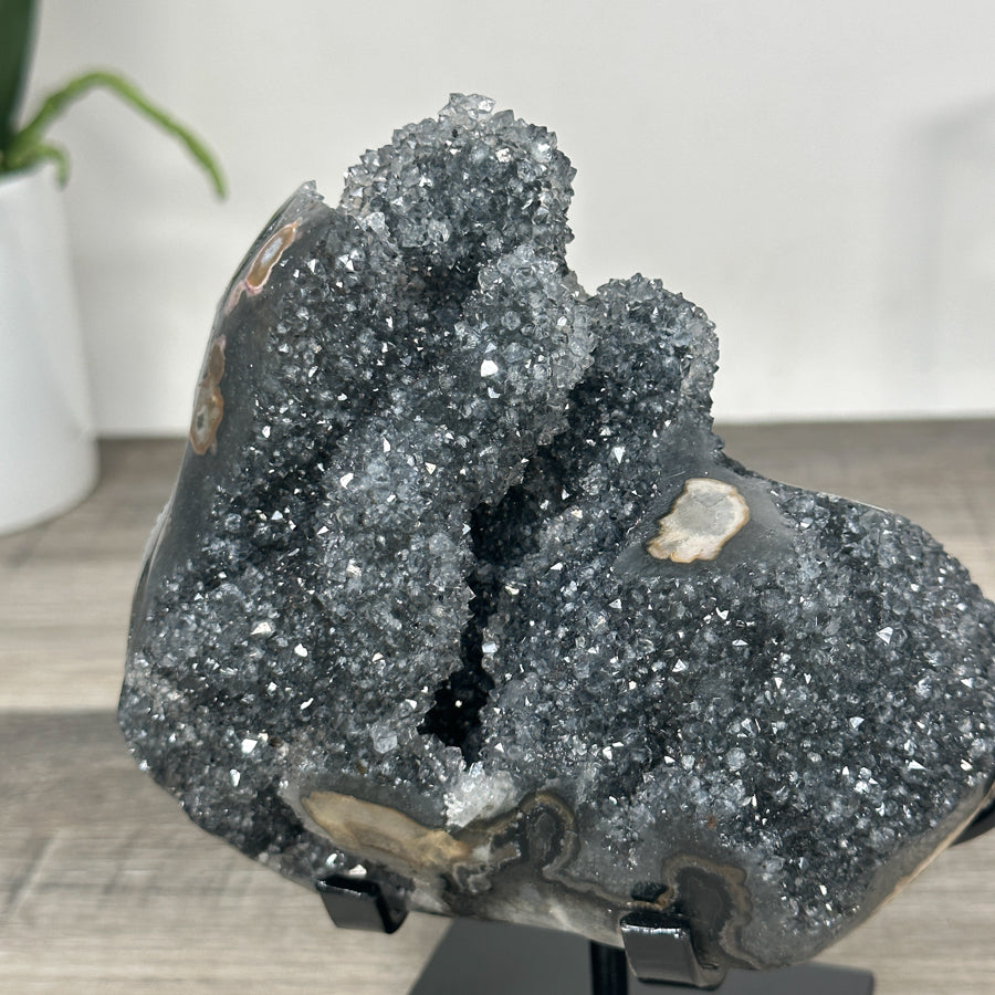 Natürliche Quarz-Skulptur mit stalaktitischer Bildung und strukturierter Oberfläche