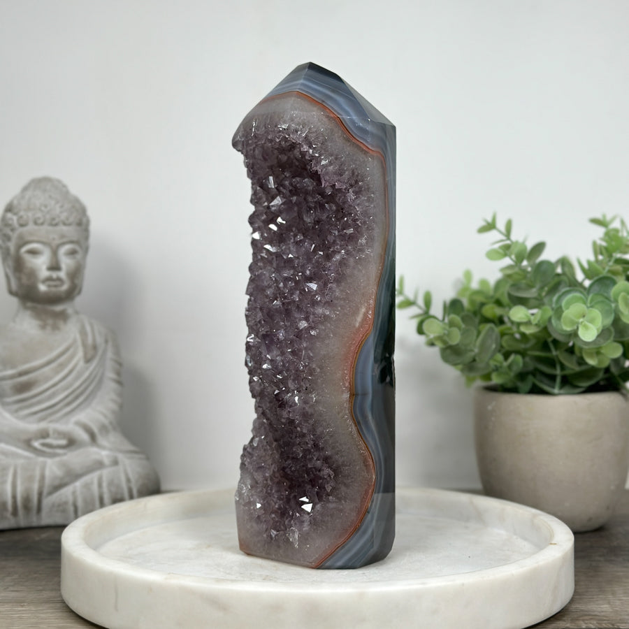 Blaugebänderter-Achat-Amethyst-Obelisk mit markanter Mineralienstruktur