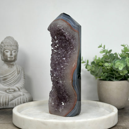 Blaugebänderter-Achat-Amethyst-Obelisk mit markanter Mineralienstruktur