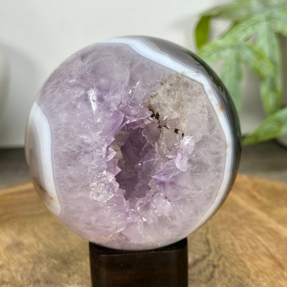 Amethyst-Sphäre mit transparenter Bänderung und klarer Kristallbildung