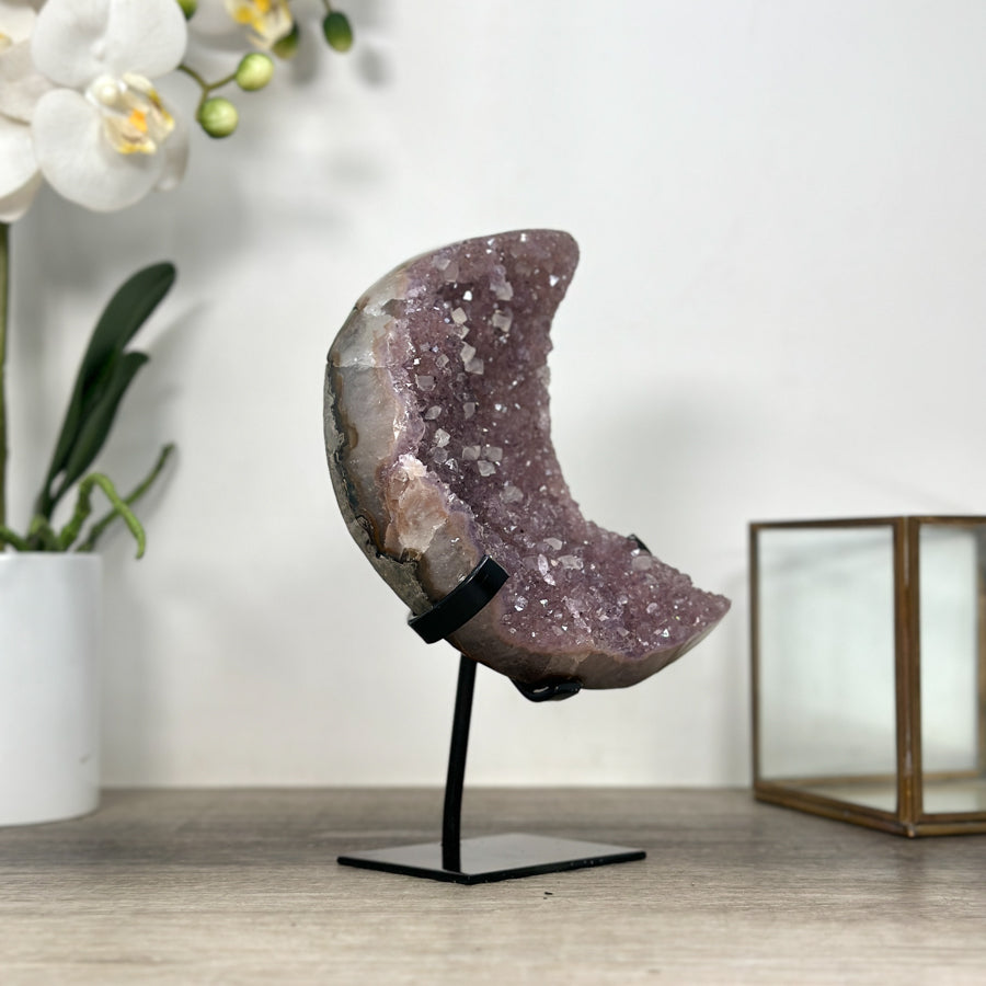 Amethyst-Mond in zartem Farbton mit natürlicher Kristallstruktur