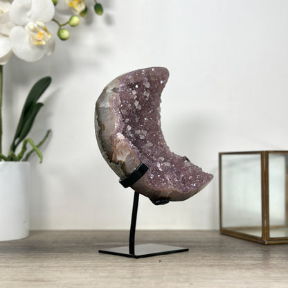 Amethyst-Mond in zartem Farbton mit natürlicher Kristallstruktur