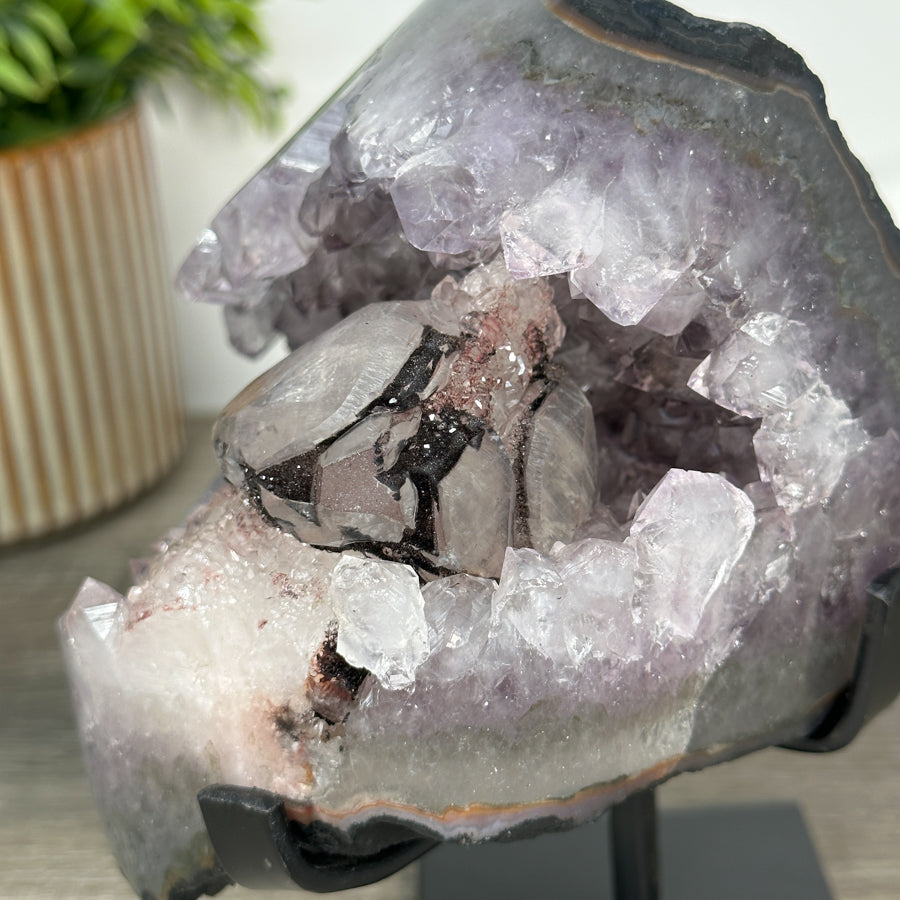 Amethyst-Geode mit markanter Kalzit-Einlagerung