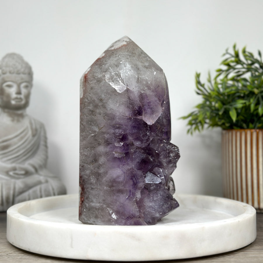 Amethyst-Grünjaspis-Obelisk mit vielschichtiger Naturstruktur