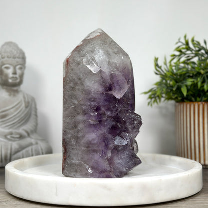 Amethyst-Grünjaspis-Obelisk mit vielschichtiger Naturstruktur