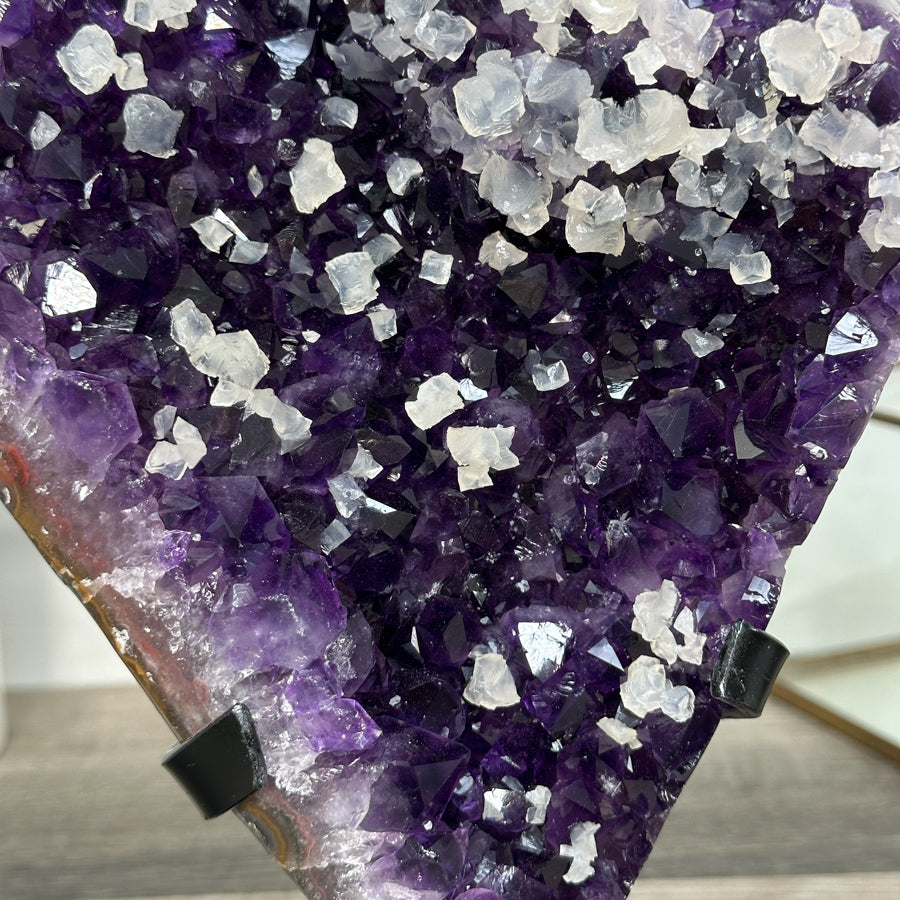 Amethyst-Kristallcluster mit einzigartiger Kalzit-Kristall Einlagerung