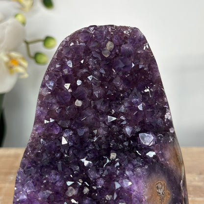 Amethyst-Cluster mit Jaspis-Matrix und warm orangefarbener Strukturwirkung