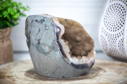 Quarz-Geode mit gelblich schimmernder Druzy-Kristalloberfläche
