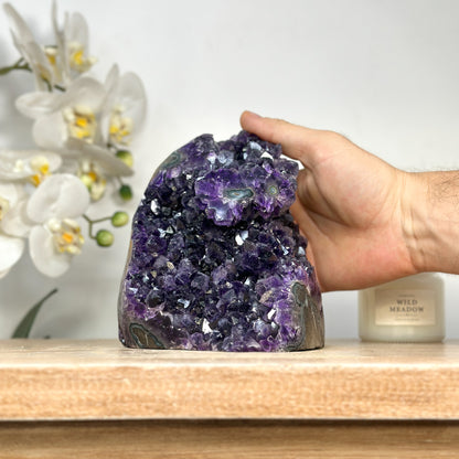 Amethyst-Druse mit intensiv tiefvioletter Kristallstruktur