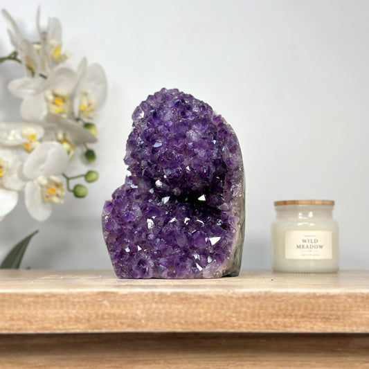 Amethyst-Kathedrale mit violett funkelnder Kristallstruktur und natürlich gewachsener Matrix