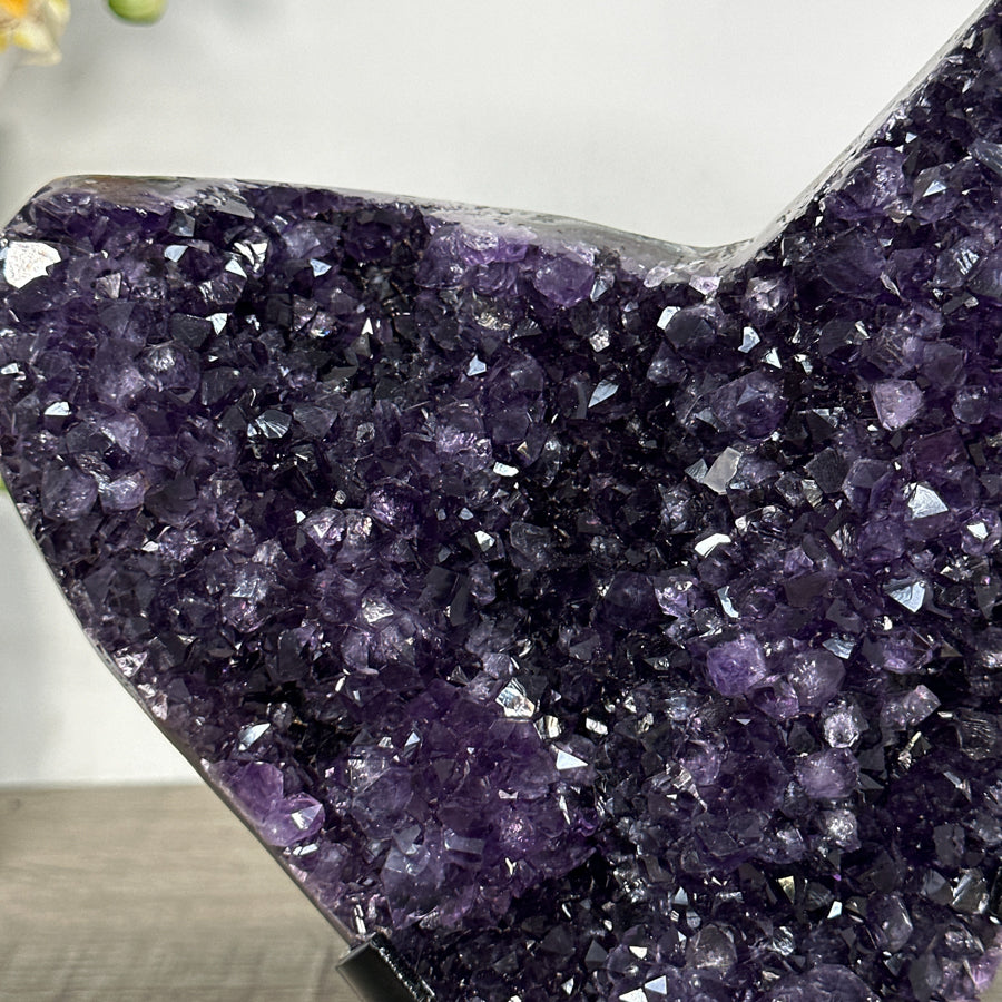 Amethyst-Cluster mit dicht gewachsener, intensiv tiefvioletter Kristallstruktur